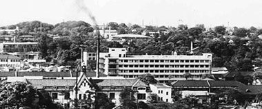 建物と周辺の風景を写した歴史写真